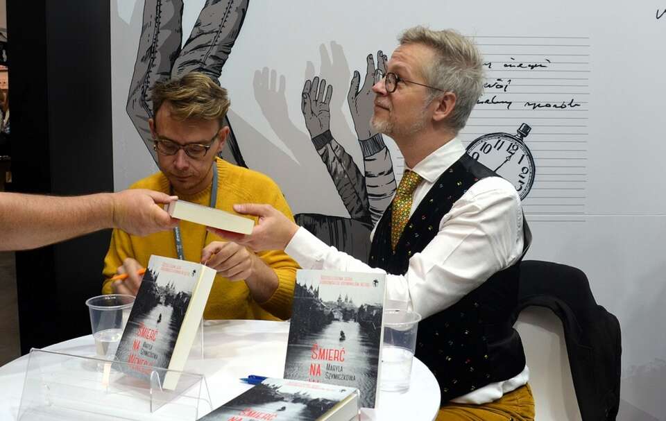 Jacek Dehnel z Piotrem Tarczyńskim / autor: Silar, CC BY-SA 4.0 <https://creativecommons.org/licenses/by-sa/4.0>, via Wikimedia Commons