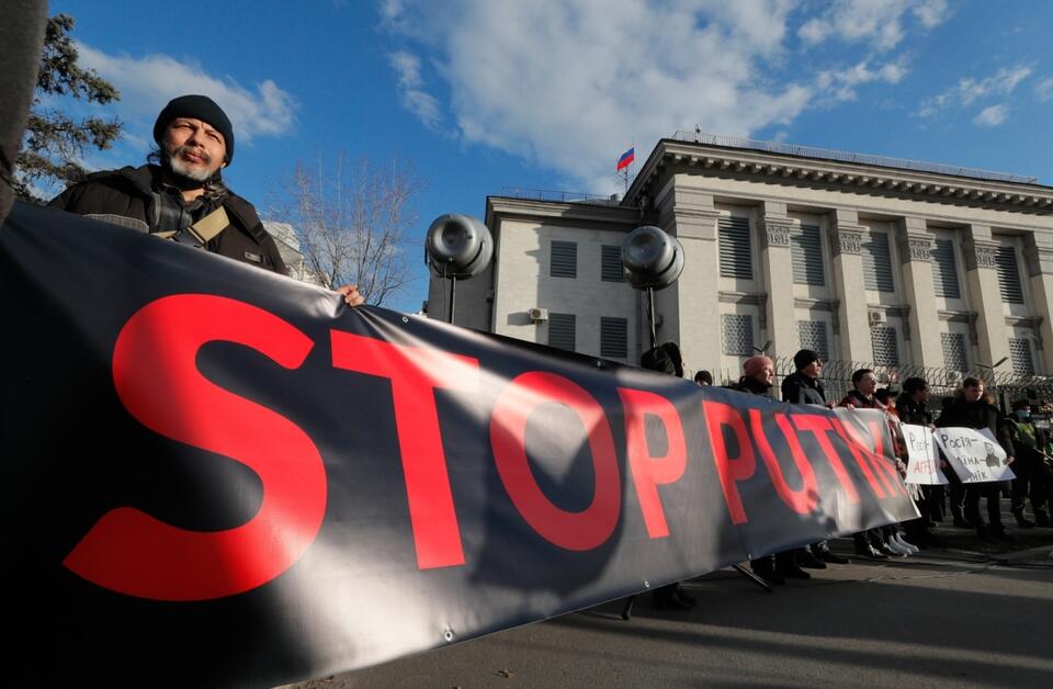 Protest przed ambasadą Rosji w Kijowie  / autor: EPA/PAP