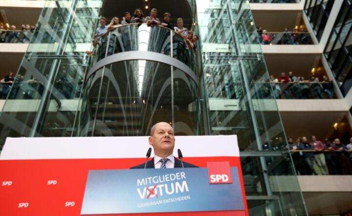 Przywódca SPD Olaf Scholz przemawia w berlińskiej siedzibie partii / autor: fot. PAP/EPA/FELIPE TRUEBA