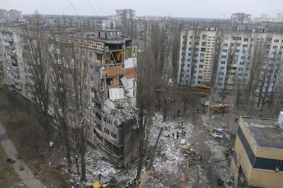 Na zdj. blok w Odessie zniszczony po ataku rosyjskiego drona / autor: PAP/EPA