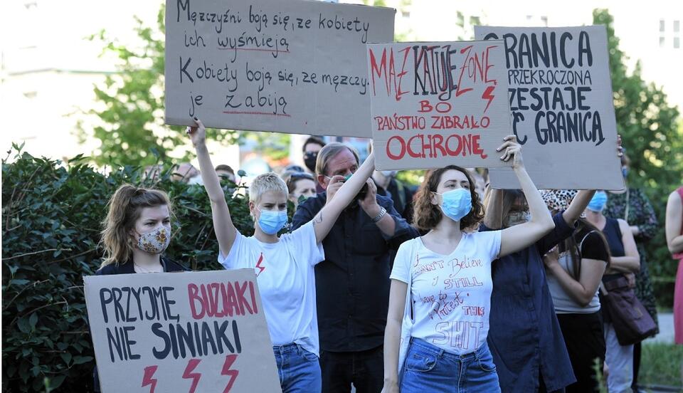 Protest kobiet przed siedzibą Ordo Iuris w Warszawie / autor: PAP/Radek Pietruszka