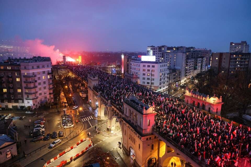 Marsz pod hasłem „Jeden Naród – silna Polska” przechodzi ulicami Warszawy na błonia Stadionu Narodowego.  / autor: PAP/Paweł Supernak