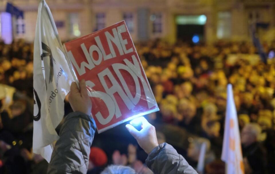 Uczestnicy protestu pod hasłem „Dziś sędziowie - jutro Ty”, przeciwko nowelizacji ustawy o ustroju sądów powszechnych i Sądzie Najwyższym, 18 bm. przed siedzibą Sądu Okręgowego w Poznaniu / autor: PAP/Jakub Kaczmarczyk