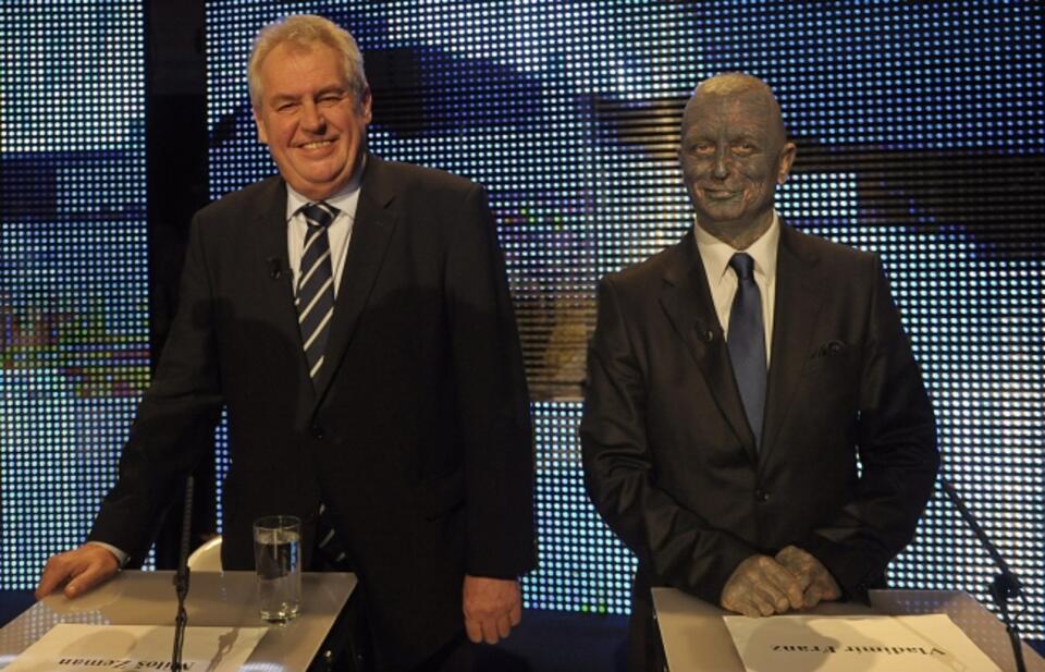 Dwaj kandydaci: największy faworyt Milos Zeman (z lewej) i najbardziej ekscentryczny, przykuwający uwagę tatuażami kompozytor Vladimir Franz. Fot. PAP / EPA