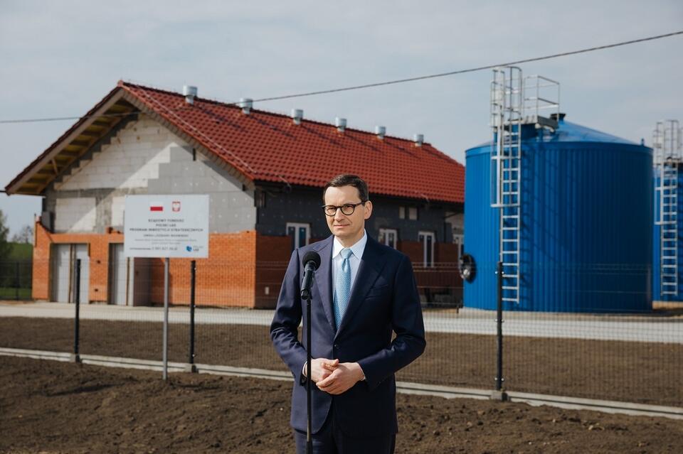 premier Mateusz Morawiecki podczas wizyty w stacji uzdatniania wody w Blankach / autor: Twitter/Kancelaria Premiera