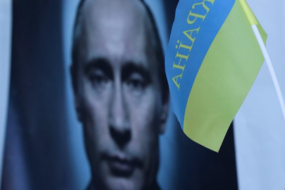 Plakat z wizerunkiem Władimira Putina na manifestacji poparcia dla Ukrainy / autor: PAP/EPA