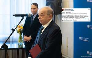 Prof. Wojciech Sadurski na uroczystości w MSZ. W tle wicepremier Radosław Sikorski / autor: MSZ/Konrad Laskowski