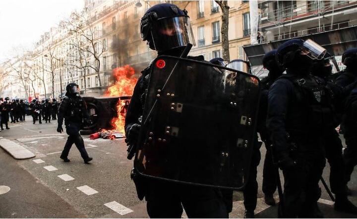 Protesty w Paryżu  / autor: PAP/EPA/TERESA SUAREZ