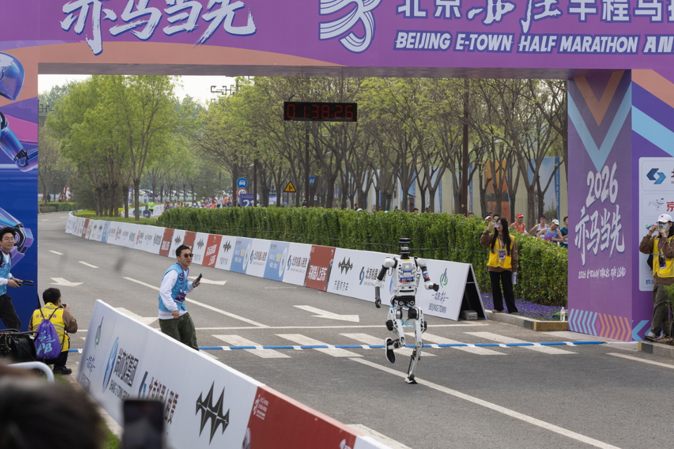 Robot na trasie półmaratonu w Pekinie / autor: PAP/EPA