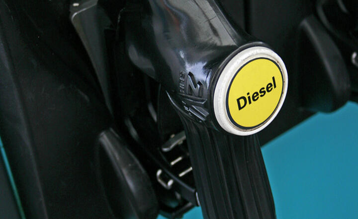 Najwięcej oszczędności będą mieli kierowcy aut, tankujący olej napędowy, fot. freeimages.com