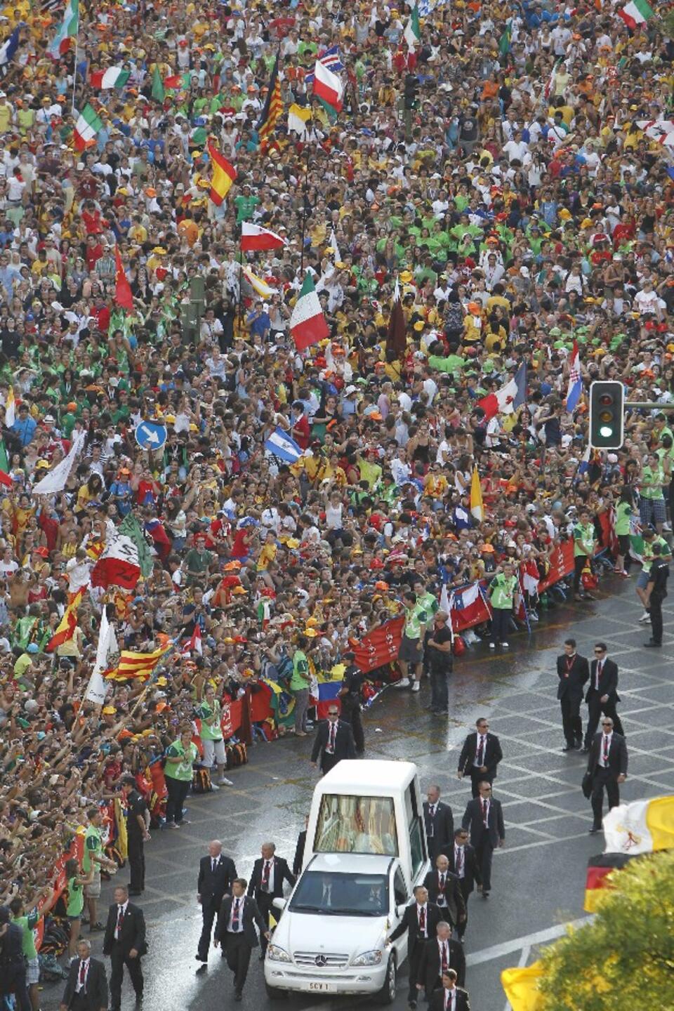 Dlaczego Polacy-katolicy to jedyna grupa pozbawiona ochrony prawnej? Na zdjęciu: polskie flagi na Światowych Dniach Młodzieży w Madrycie, PAP