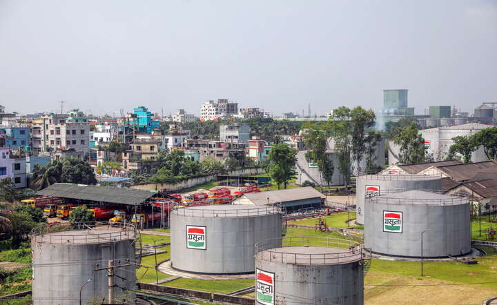 Magazyny na ropę w Bangladeszu / autor: PAP/EPA/MONIRUL ALAM 