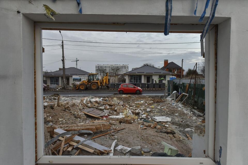 Ukraińcy odbudowują dom w Buczy. / autor: PAP/EPA
