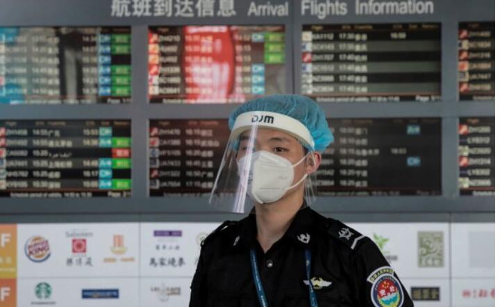 Pracownik ochrony lotniska  w masce i siatce na włosy w terminalu 3 międzynarodowego lotniska w Pekinie, 17 czerwca  / autor: PAP/EPA/STRINGER