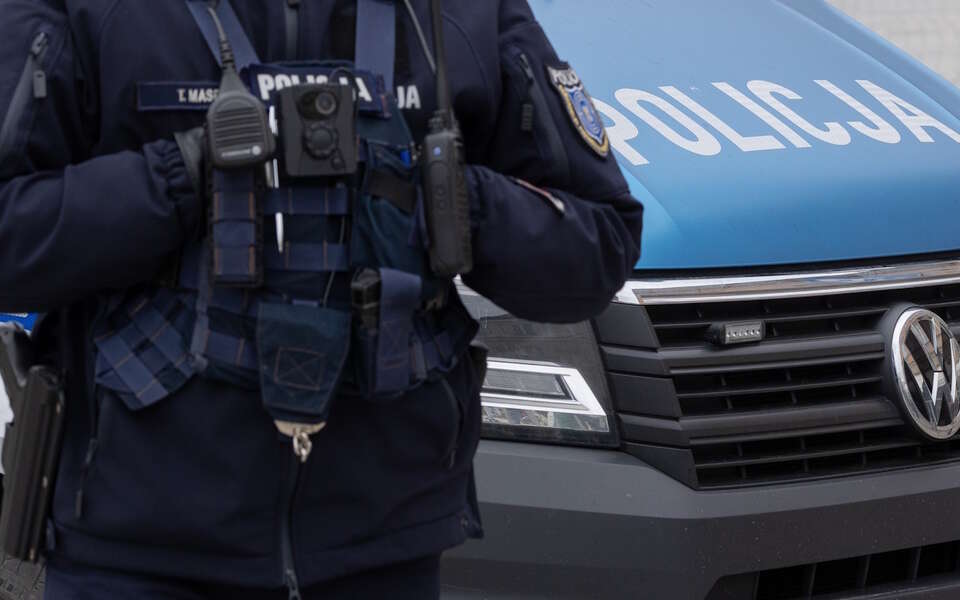 Chwile grozy w przedszkolu. Nauczycielka wtargnęła z nożem w ręku do dzieci! "Została przewieziona karetką, w asyście policji, do szpitala". Na zdjęciu policjant stoi obok radiowozu / autor: Fratria