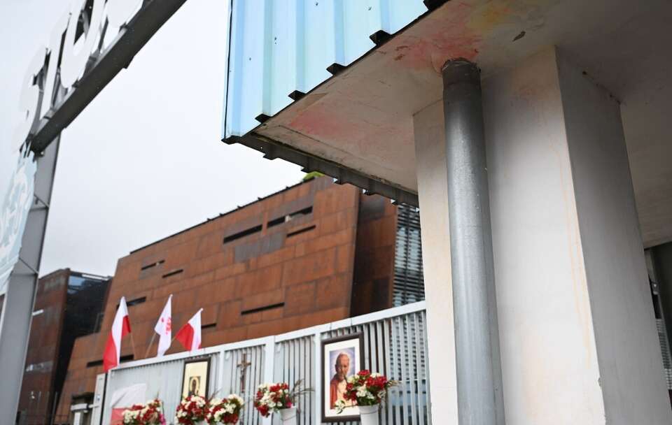 Spryskana proszkiem gaśniczym historyczna brama nr 2 Stoczni w Gdańsku / autor: PAP/Adam Warżawa