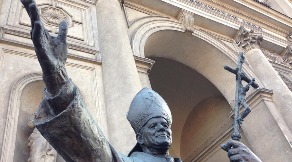 Pomnik bł. Jana Pawła II na pl. Grzybowskim w Warszawie, fot. M. Czutko