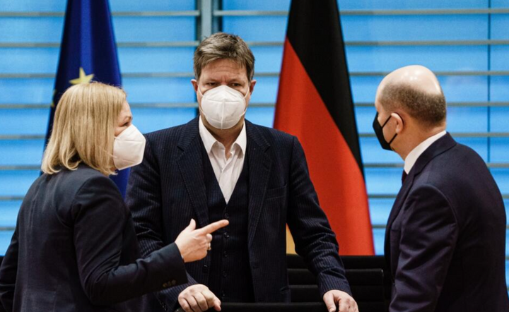 German Chancellor Olaf Scholz (R), German Minister for Economy and Climate Robert Habeck (C) and German Interior Minister Nancy Faeser (L)  / autor: EPA/PAP