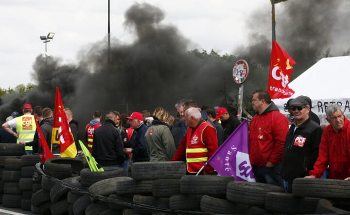 Prostest związkowców we Francji - blokada jednej z rafinerii, fot. PAP/EPA/THIBAULT VANDERMERSCH
