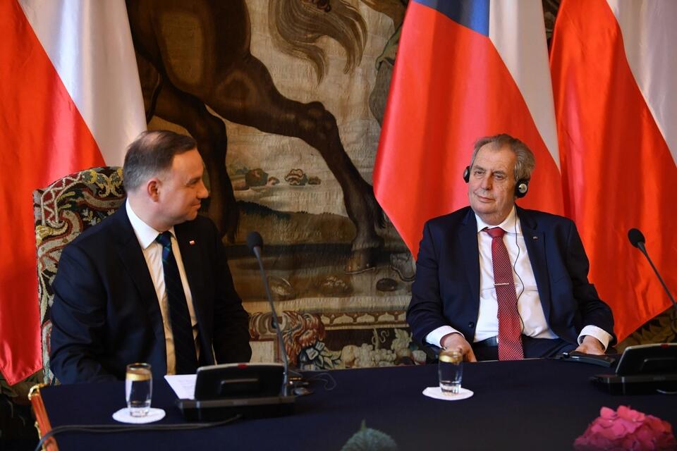 Prezydent Andrzej Duda (L) i prezydent Republiki Czeskiej Milos Zeman (P) podczas konferencji prasowej po spotkaniu na Zamku w Pradze. / autor:  PAP/Radek Pietruszka