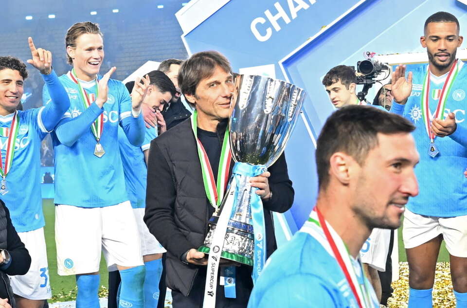 Piłkarze Napoli zdobyli dwa trofea w jednym roku kalendarzowym / autor: PAP/EPA