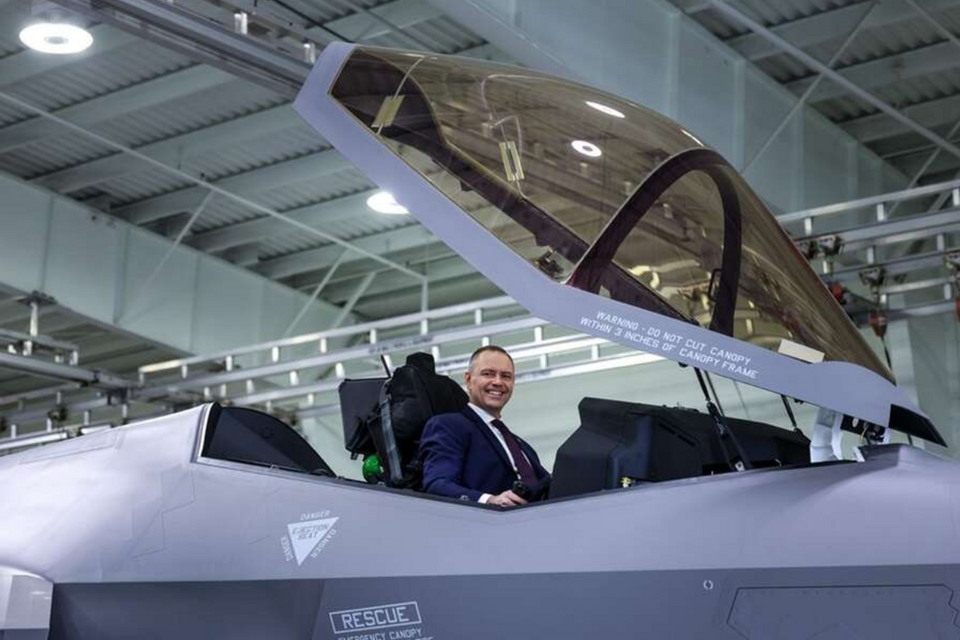 Prezydent Karol Nawrocki w kokpicie F-35 / autor:  Mikołaj Bujak/KPRP