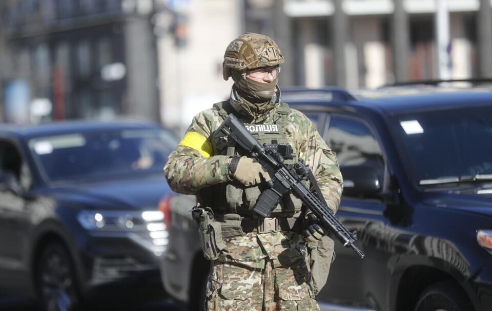 Ukraiński żołnierz patrolujący ulice Kijowa  / autor: PAP/EPA/ZURAB KURTSIKIDZE