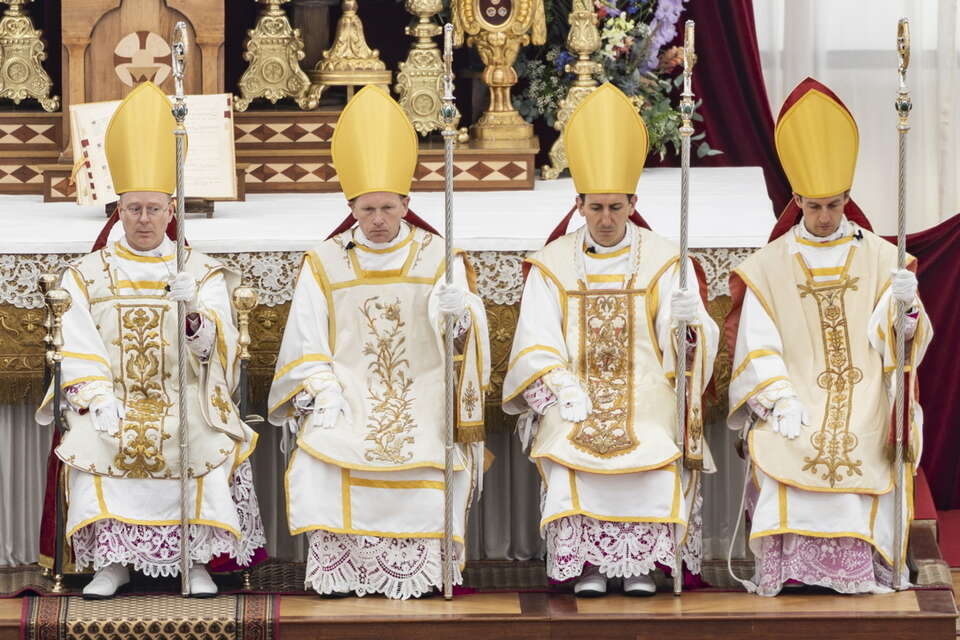 Tradycjonalistyczna grupa katolicka konsekruje czterech nowych biskupów bez mandatu papieskiego / autor: PAP/EPA
