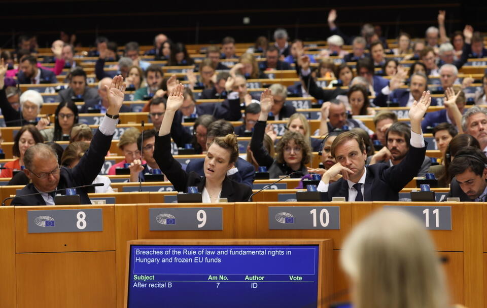 Parlament Europejski przyjął rezolucję ws. Węgier  / autor: PAP/EPA