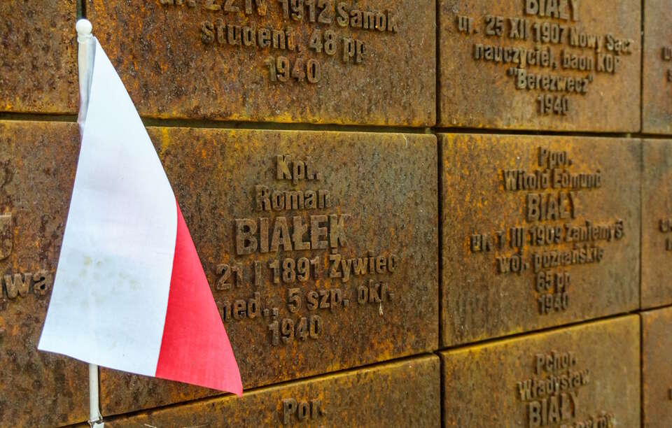 Rosjanie zdemontowali tablice na cmentarzu w Katyniu!