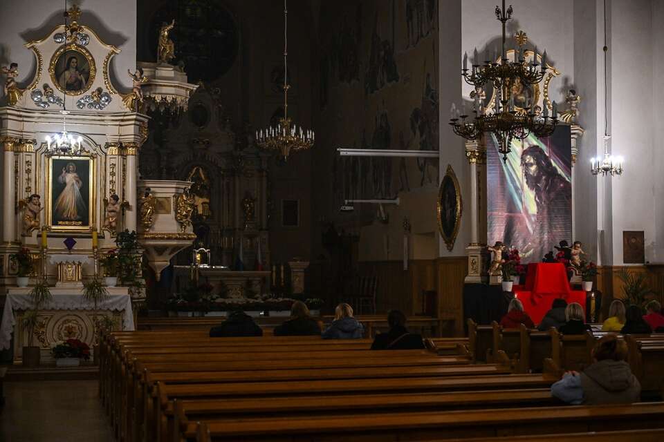  Wieczorne czuwanie w jednym z kościołów w Rzeszowie w Wielki Czwartek (zdj. ilustracyjne) / autor: PAP/Darek Delmanowicz