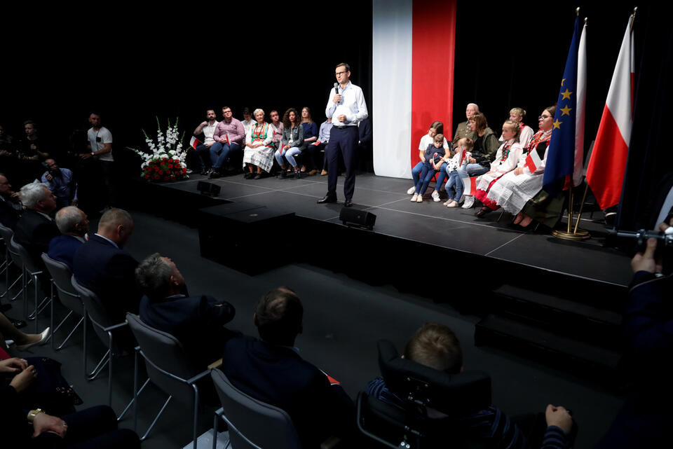 Premier Mateusz Morawiecki (C) podczas spotkania z mieszkańcami miasta, 8 bm. w Ostrołęce. / autor: PAP/Artur Reszko