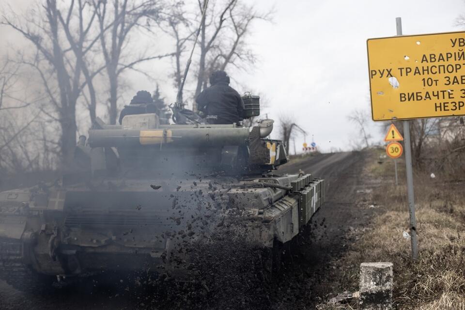 Żołnierze Sił Zbrojnych Ukrainy w pobliżu frontu w obwodzie donieckim / autor: PAP/Eugene Titov