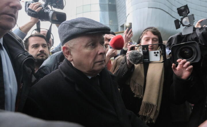 Prezes Prawa i Sprawiedliwości Jarosław Kaczyński (C) w budynku TVP przy ulicy Woronicza w Warszawie, 20 grudnia / autor: PAP/Kalbar