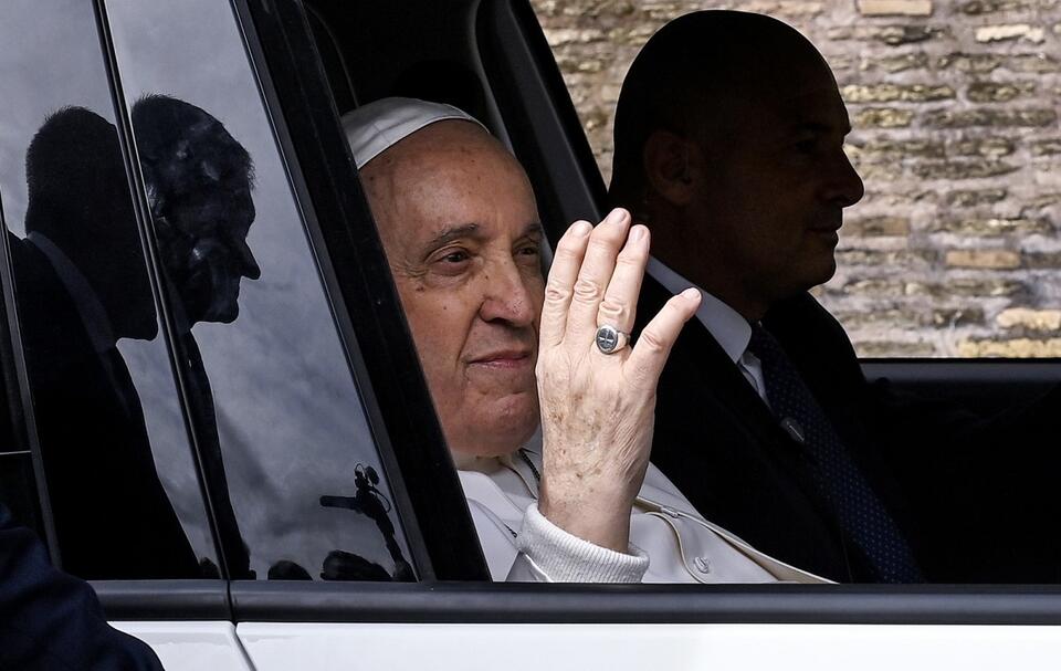 Papież Franciszek opuszczający szpital / autor: PAP/EPA/RICCARDO ANTIMIANI