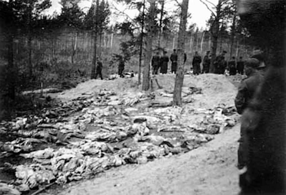 1943 r. ekshumacja - fot. wikimedia commons/CC-BY-SA-3.0