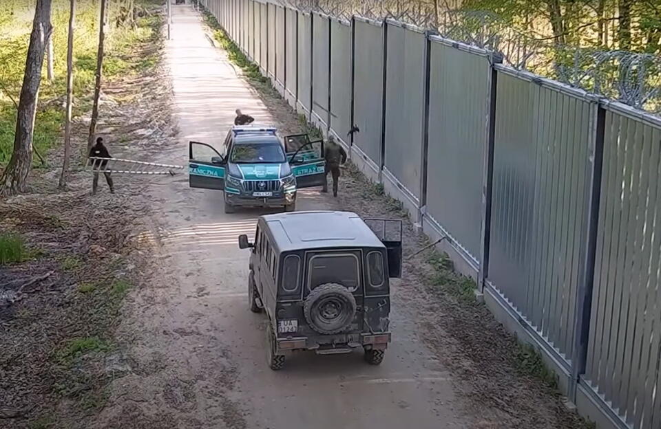 Agresywni migranci na granicy z Białorusią  / autor: screenshot YouTube/ Straż Graniczna 