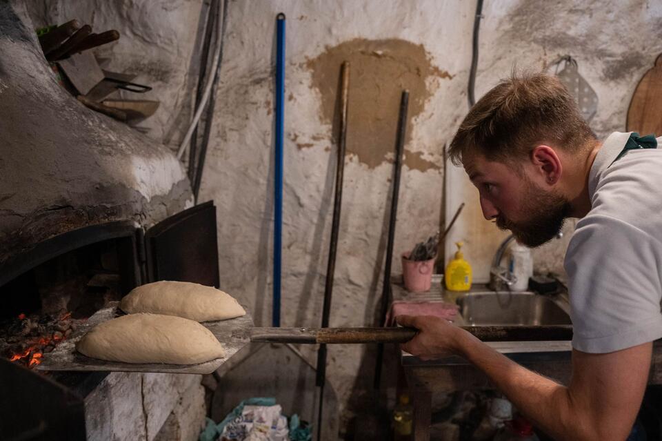 Volunteers bake bread for the needy and also for the Ukrainian army, Bucza near Kiev / autor: PAP/Viacheslav Ratynskyi
