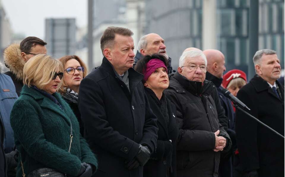 Politycy PiS podczas miesięcznicy Katastrofy Smoleńskiej z 10 kwietnia 2010 r. Plac Piłsudskiego w Warszawie / autor: PAP/Paweł Supernak