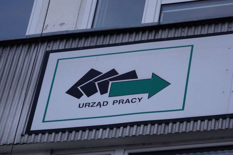 Fatalna sytuacja pod rządami Tuska zatacza coraz szersze kręgi. Cięcia finansowe dla samorządów. Urzędy pracy zagłodzone finansowo! Na zdjęciu logo Urzędu Pracy / autor: Fratria