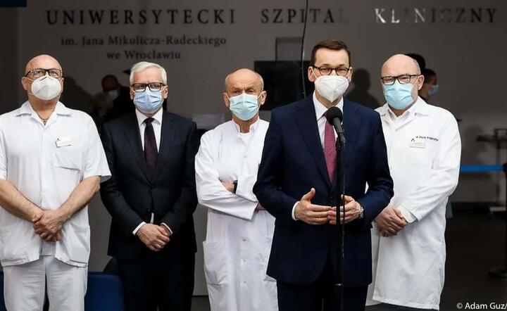 premier Mateusz Morawiecki, po lewej kardiochirurg, prof. Piotr Ponikowski / autor: Facebook