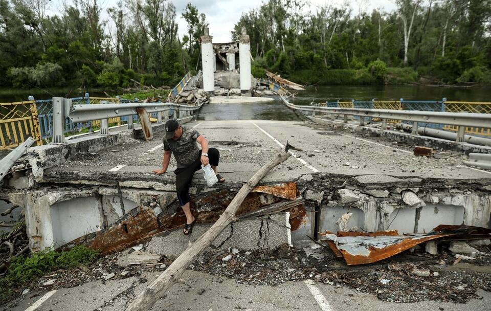 Zniszczony most na Ukrainie / autor: PAP/EPA/OLEG PETRASYUK