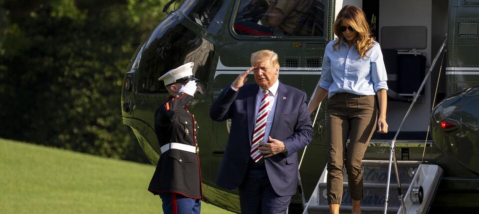 President Donald J. Trump waves as he and First lady Melania Trump walk on the South Lawn of the White House in Washington, DC, USA, 04 August 2019  / autor: PAP/EPA
