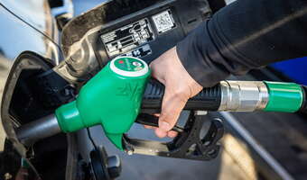 Jak żyć w czasach drogiego paliwa? Poradnik kierowcy