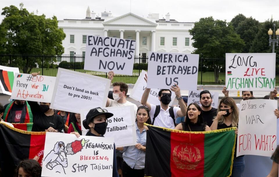 Manifestacja przed Białym Domem w geście wsparcia Afganistanu i przeciw Talibom / autor: PAP/EPA/MICHAEL REYNOLDS