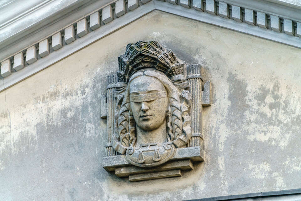 Na zdjęciu popiersie Temidy na budynku / autor: Fratria