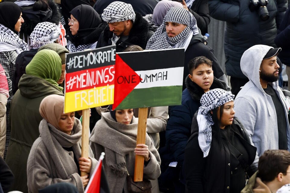 demonstracja solidarności z Palestyńczykami w Berlinie / autor:  	PAP/EPA/HANNIBAL HANSCHKE