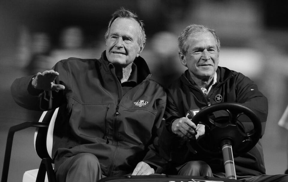 George Bush z synem Georgem W. Bushem / autor: PAP/EPA
