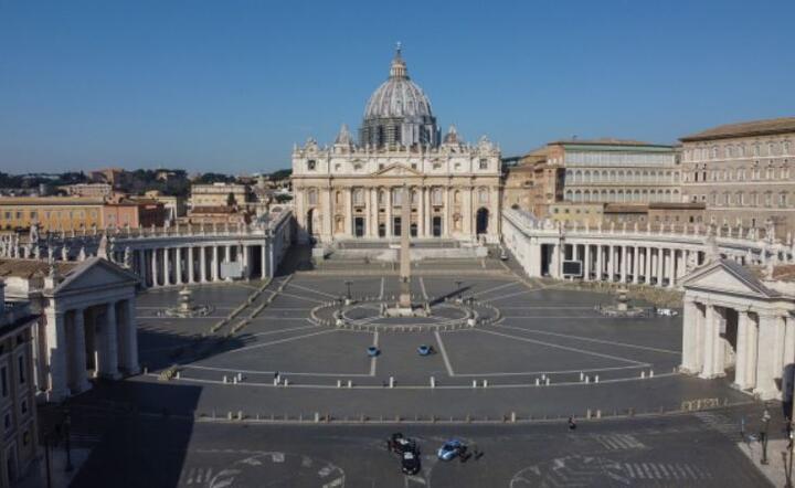 Zdjęcie zrobione dronem przedstawiające opuszczony Piazza San Pietro z bazyliką St. Peters w tle,  Rzym, 3 kwietnia 2020 r. / autor:  PAP / EPA