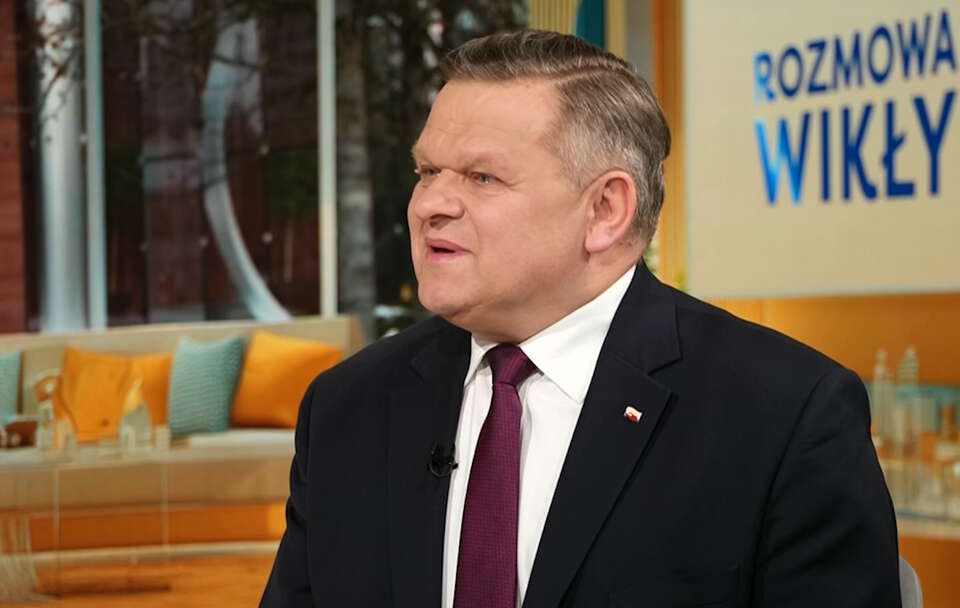 Senator PiS Wojciech Skurkiewicz był gościem Telewizji wPolsce24. Ostrzegł, że pożyczka z programu SAFE będzie dla "kagańcem" finansowym, ale i ograniczeniem możliwości zakupu sprzętu dla armii.  / autor: Telewizja wPolsce24